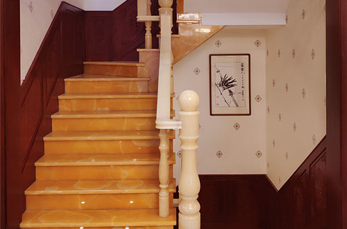 麻栗坡中式别墅室内汉白玉石楼梯的定制安装装饰效果